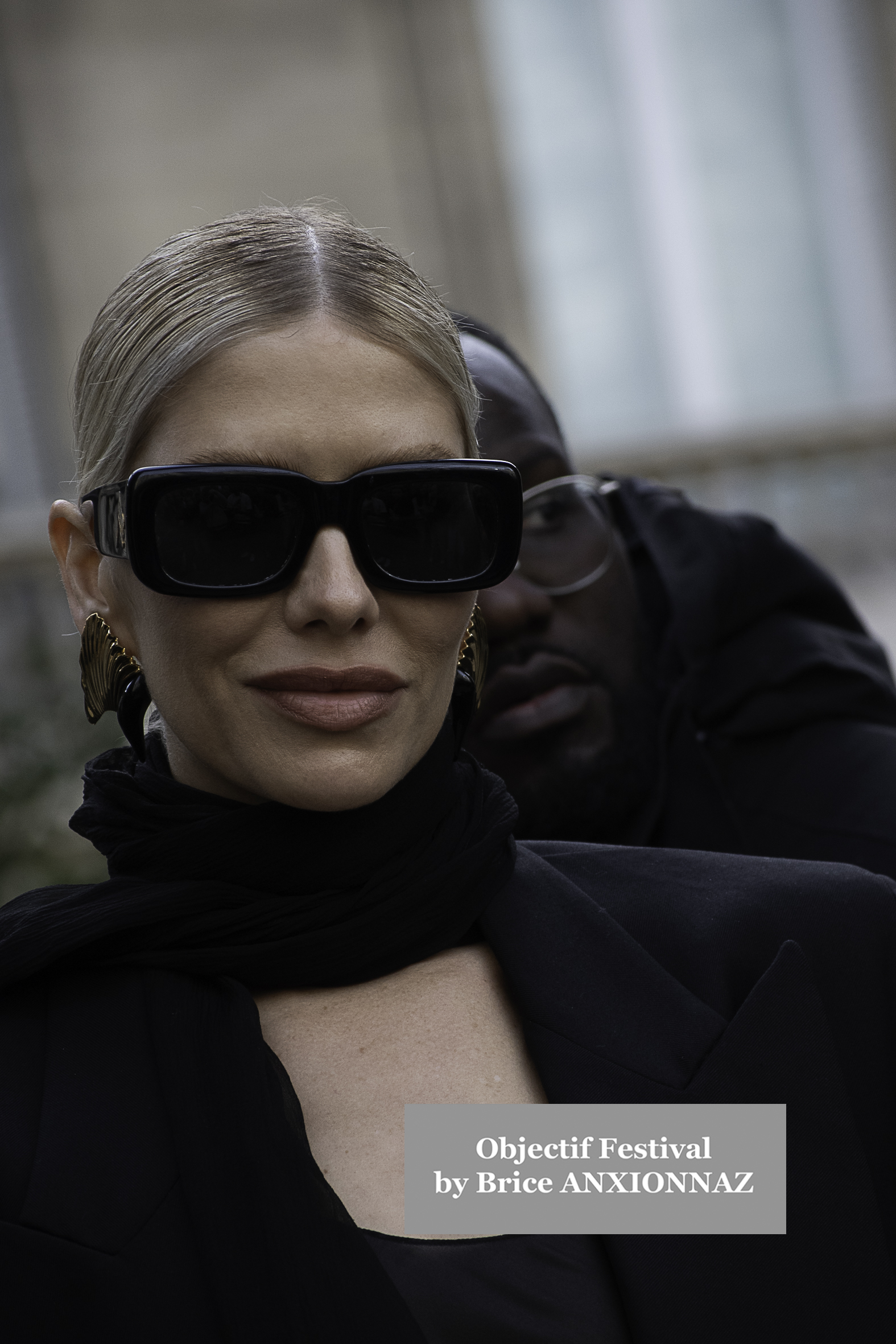 Photo streetstyle de Kim Cattrall - Streetstyle photos of guest arrivals at the Nina Ricci show lors du défilé Nina Ricci Spring 2025 à Streetstyle-photos-of-guest-arrivals-at-the-Nina-Ricci-show, Paris Fashion Week le 7 March 2025 par Brice ANXIONNAZ (Objectif Festival)